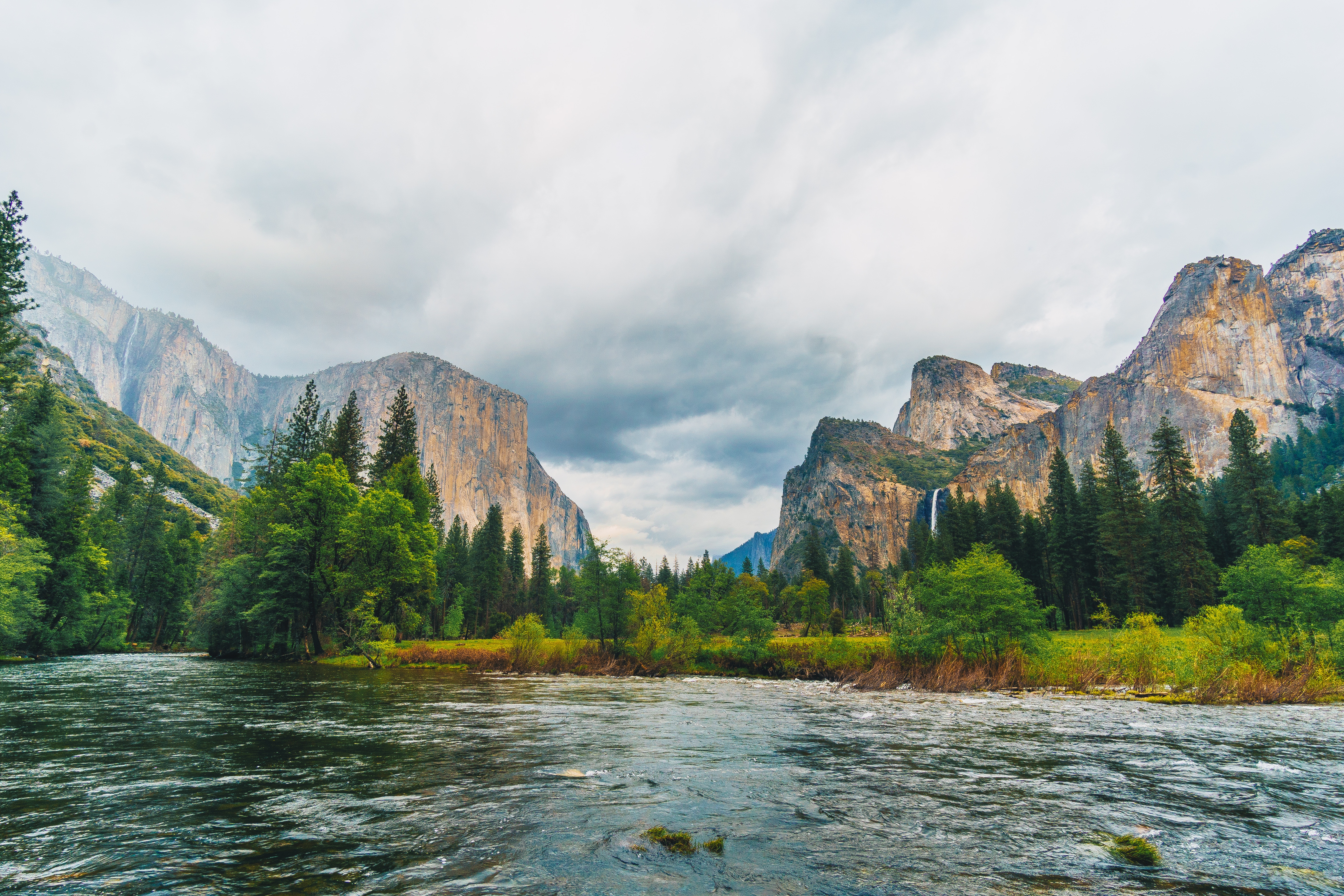 Yosemite travel Logo